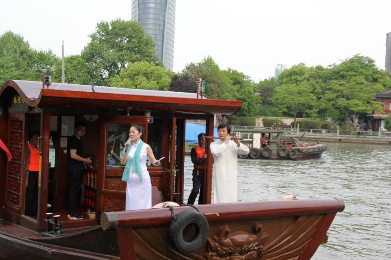 运河边传来朗读声 京杭大运河国际诗歌大会启幕