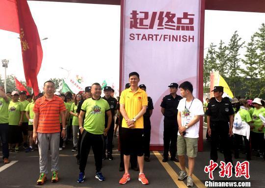 仲满领跑“健身万里行” 5000扬州市民大运河畔运动健身 